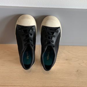 I’m selling boys shoes